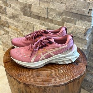 Womans ASICS Novablast